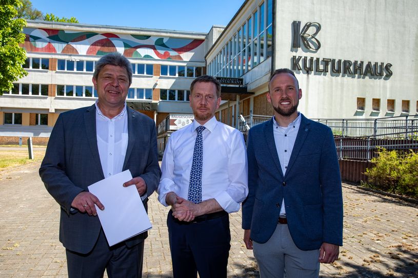 Ministerpräsident Michael Kretschmer (mitte) übergab Oberbürgermeister Holm Große (links) sowie dem Wirtschaftsförderer der Stadt Bischofswerda, Manuel Saring, die Fördermittel von 28,6 Millionen Euro.