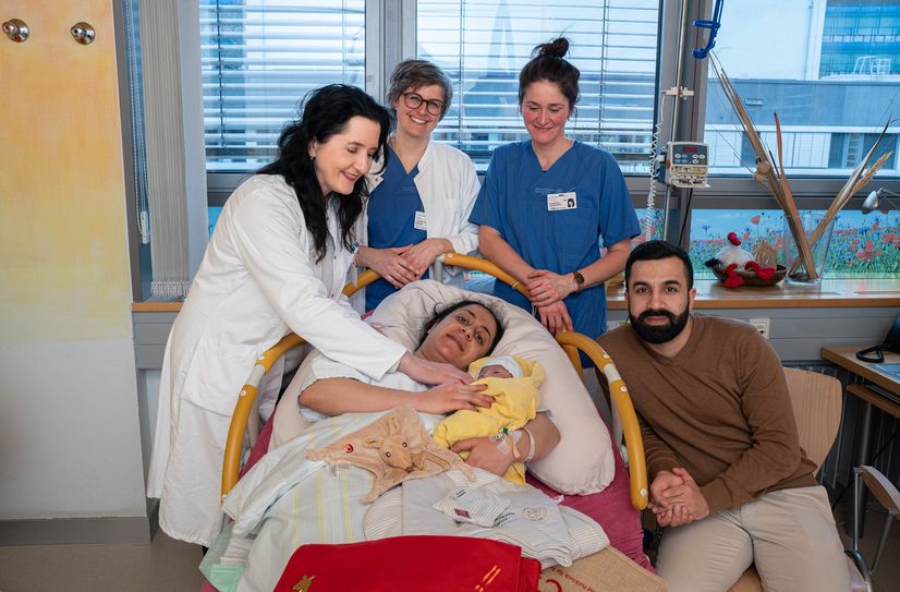 Esra und Remzi (re.) freuen sich über ihre Tochter Esma, die am 29. Februar geboren wurde. Gratulationen gab es von Klinikdirektorin Prof. Pauline Wimberger (li.) und dem Team aus Pflegern und Hebammen.
