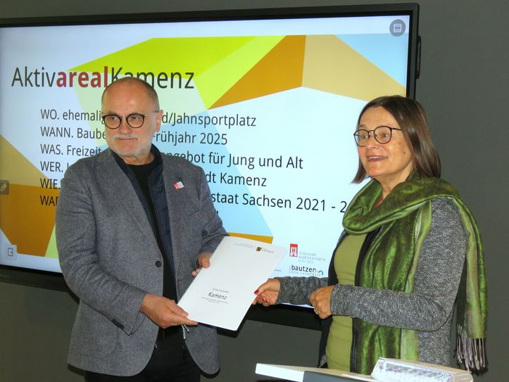Staatssekretärin Barbara Meyer übergibt dem Oberbürgermeister der Stadt Kamenz, Roland Dantz, den EFRE-Förderbescheid. Foto: Matthias Stark