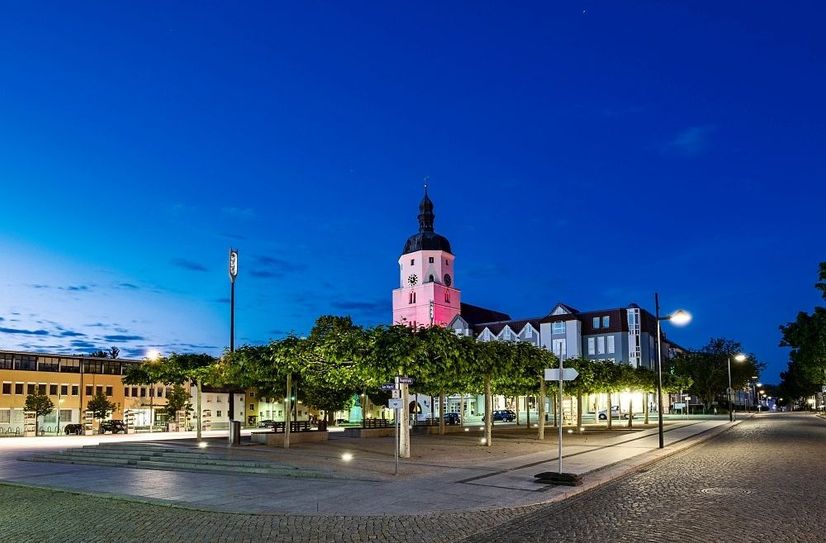 Der Lübbener Marktplatz am Abend.