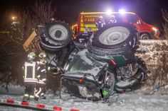 Der umgekippte Traktor musste von einer Spezialfirma geborgen werden.