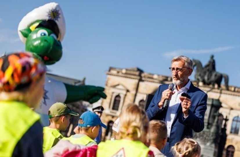 Staatsminister Armin Schuster bei der Aktion Die Schule hat begonnen