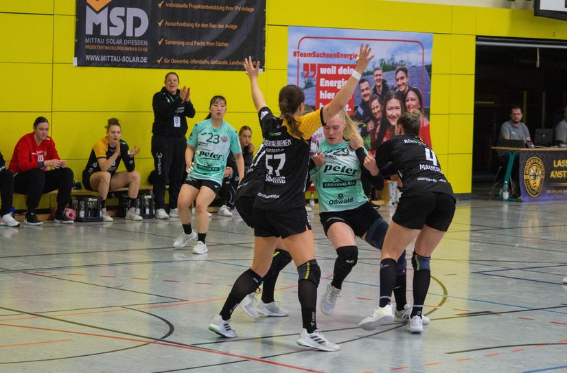 Kein Durchkommen durch die starke Abwehr von Lena Smolik #27, Santina Sabatnig #57 und Julia Mauksch #4.