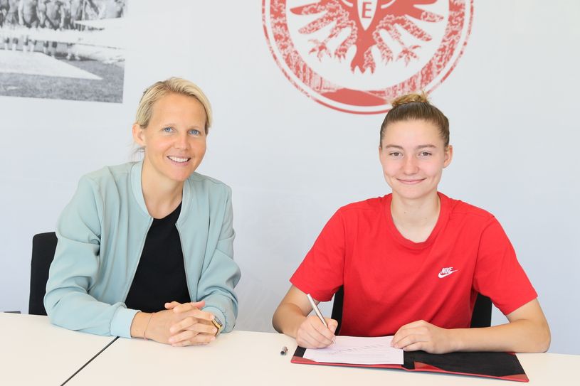 Cheftrainerin Friederike Kromp (links) und die Frankenthalerin Tessa Zimmermann bei der Vertragsunterschrift auf der Geschäftsstelle in Frankfurt.