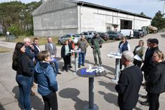 Vor der Rindermastanlage in Lugau: Der Vorstand des Bauernverbandes Südbrandenburg e.V. hatte Verantwortliche der Kreisverwaltung und der Kommunalpolitik nach Lugau zum Betriebsbesuch eingeladen.