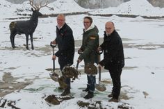 Christopher Ratsch, Florian Rehm und Oberbürgermeister  Roland Dantz beim ersten Spatenstich zum Fasslager-Neubau (v.l.n.r).