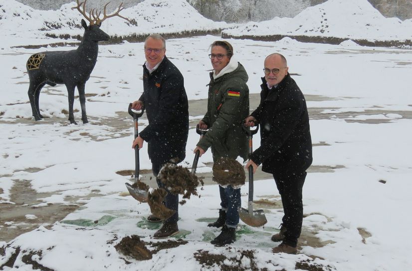 Christopher Ratsch, Florian Rehm und Oberbürgermeister  Roland Dantz beim ersten Spatenstich zum Fasslager-Neubau (v.l.n.r).