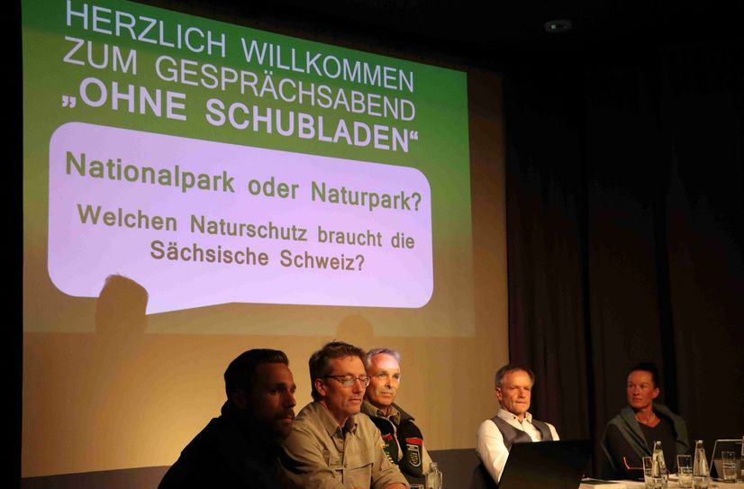Die Bürgerinitiative Naturpark sowie die Nationalparkverwaltung saß mit je drei Vertretern im Präsidium. Die Moderation übernahm der ansässige Pfarrer Sebastian Kreß.