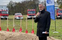 Sachsens Innenminister Armin Schuster war beim Spatenstich in Riesa mit dabei.