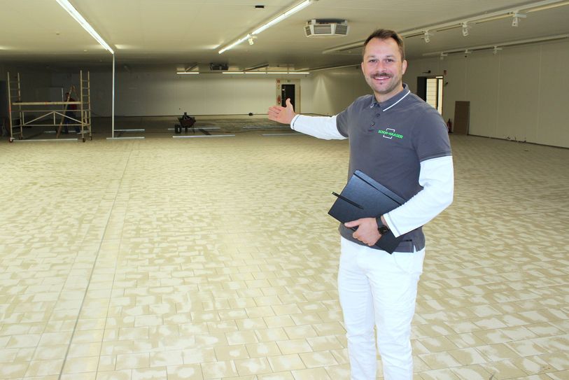 Clemens Haaser in der zukünftigen neuen Filiale an der Dresdener Straße in Bautzen. Im März 2025 sollen hier die ersten Kunden begrüßt werden.