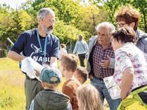 Entomologe Andreas Hurtig zeigt den Besuchern von Insekten entdecken! die Vielfalt der Wildbienen auf der Blühwiese im Klimapark Gröditz
.