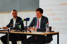 Der sächsische Kultusminister Conrad Clemens (re.) bei der Pressekonferenz zum Schuljahresstart 2025/26.