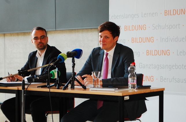Der sächsische Kultusminister Conrad Clemens (re.) bei der Pressekonferenz zum Schuljahresstart 2025/26.