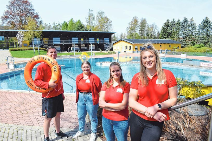 Das neue Freibad-Team in Cunewalde stellt sich vor: Mitarbeiter Christopher Pabst, Auszubildende Lea-Sophie Oschitz, Ausbilderin Isabelle Weder und Bad-Chefin Julia Schäfer (v.l.n.r.)