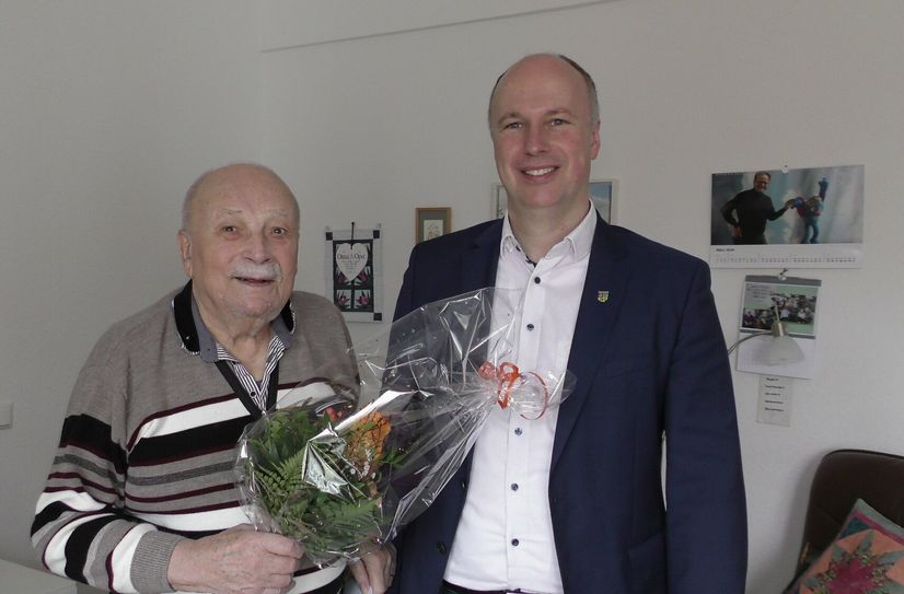 Prof. Dr. Joachim Olden erhielt Geburtstagsglückwünsche von Lauchhammers Bürgermeister Mirko Buhr.
