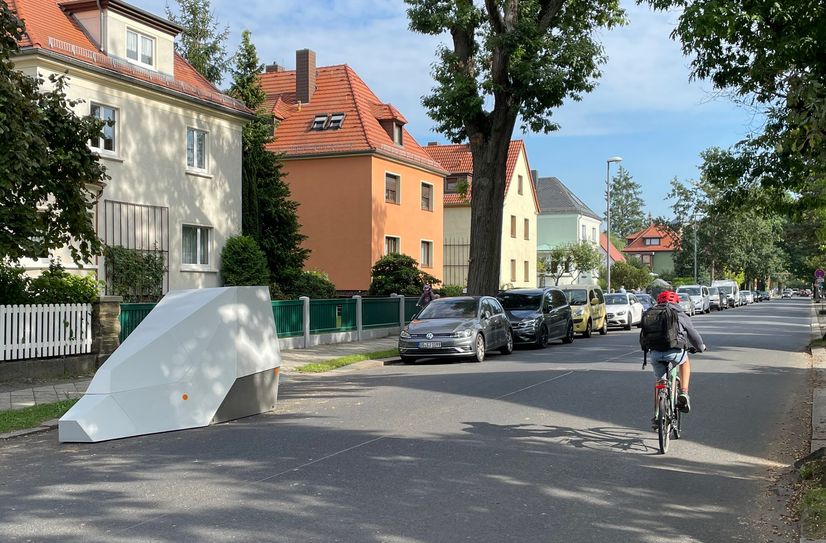 Geschwindigkeitsüberwachung mit Hilfe eines Blitzer-Anhängers.