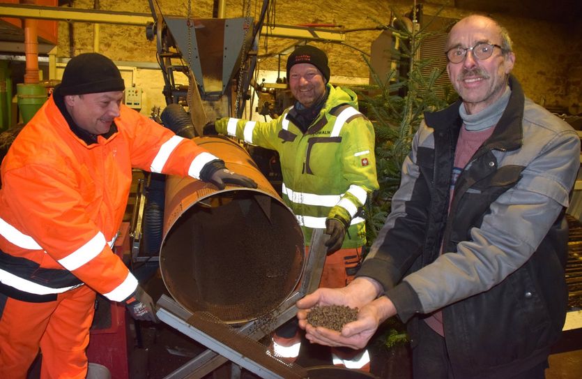 Norbert Döring (rechts im Bild) und Mitarbeiter Jens Kroker (links) und Jan Kowalik verarbeiten nicht nur Laub, sondern auch die aussortierten Weihnachtsbäume zu Granulat.