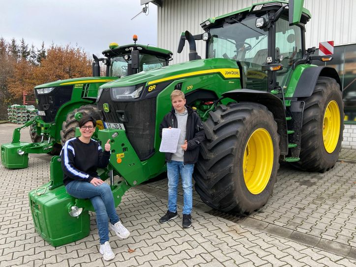 Geschäftsführerin Ricarda Schlieper freut sich über den Lehrvertrag mit Max Herrgesell, der Land- und Baumaschinenmechatroniker in der Schlieper für Landmaschinen GmbH werden möchte. Foto: Schlieper für Landmaschinen Gmbh