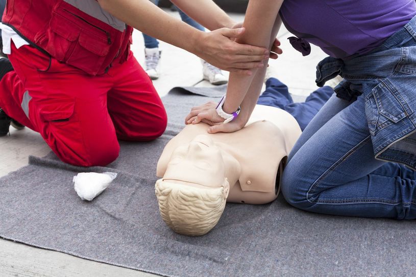 Jeder kann mit einer Herzdruckmassage Leben retten. Foto: wellphoto - Fotolia