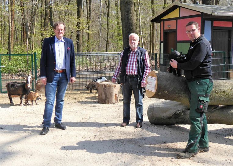 Tierparkleiter Steffen Heitmann (r.) freut sich über die Spende von Jürgen Riecke an Manfred Schäfer als Vorsitzender des Tierpark-Fördervereins. Fotos:jw