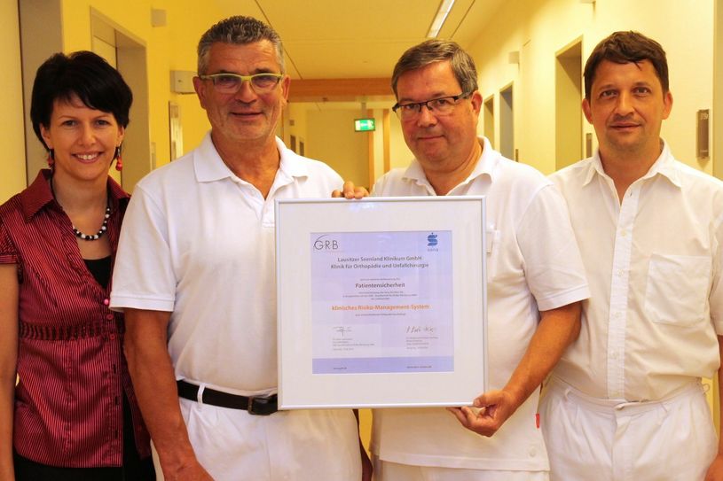 Die Klinik für Orthopädie, Unfallchirurgie und Handchirurgie ist nachweislich für die Patientensicherheit ausgezeichnet worden – Die Oberärzte Dr. Stefan Domanja (v.r.), Dipl.-Med. Henry Hildebrandt, Chefarzt Dr. Dietrich Lorenz und Chefarztsekretärin Jacqueline Petrick sind sichtlich stolz auf das Gesamtergebnis. Foto: © Lausitzer Seenland Klinikum GmbH