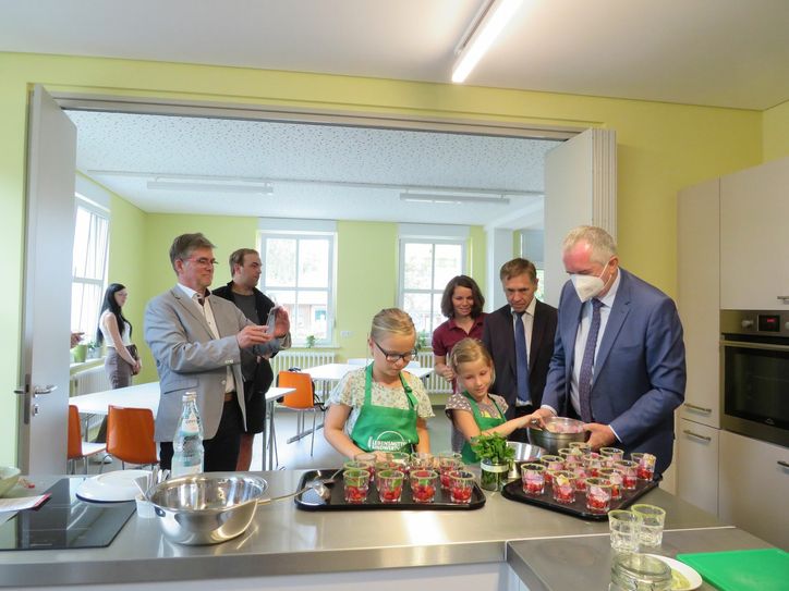 Nach der Segnung wurden die neuen Kochinseln in der neuen Lehrküche gleich in Beschlag genommen. Da ließen sich auch Staatsminister Thomas Schmidt (r.) und Aloysius Mikwauschk (2.v.r.) nicht zweimal bitten. Foto: Silke Richter