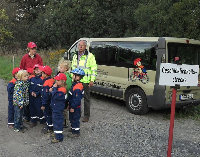 Besonders in der Arbeit mit Kindern sieht die Verkehrswacht ein großes Betätigungsfeld. Sie sollen für den Schulweg und beim Umgang mit dem Rad im Straßenverkehr sicher gemacht werden. Hier ist das Mobil der Verkehrswacht mit der Geschicklichkeitsstrecke bei den Feuerflöhen in Nickritz zu Gast. Foto: Verein