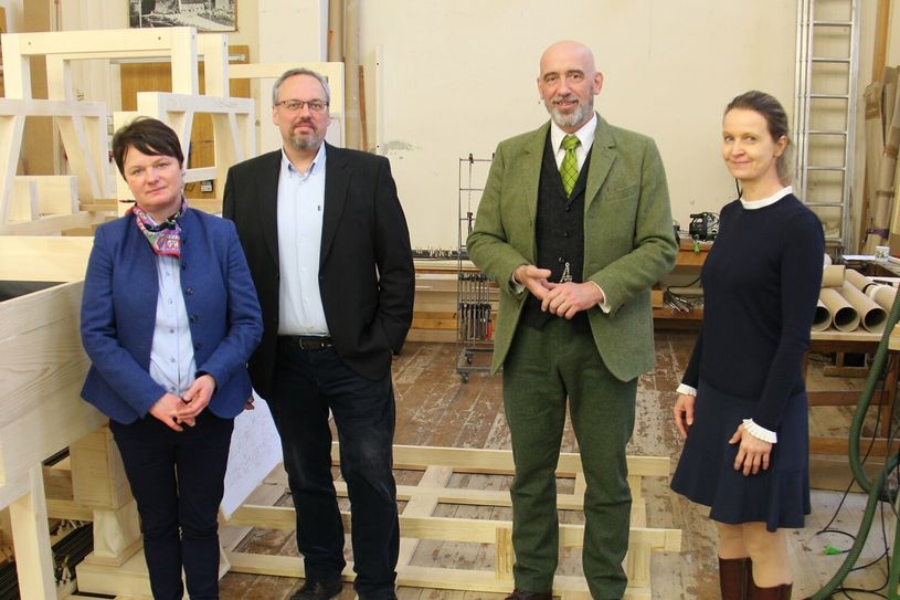 Wirtschaftsförderin Doreen-Charlotte Hantschke und OB Alexander Ahrens gratulierten Dirk und Anne-Christin Eule (v.r.) zum 150-jährigen Firmenjubiläum. 
Foto: Stadtverwaltung Bautzen