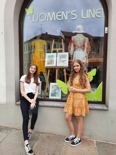 Hanna (li.) und Friederike – Schülerinnen der 10. Klasse des Künstlerischen Profils des Schiller-Gymnasiums – an einem der Ausstellungsorte. Foto: PR