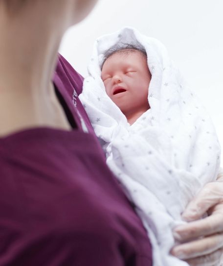 Lebensecht, aber doch nur ein technisch voll ausgestattetes Übungsbaby. Foto: PR
