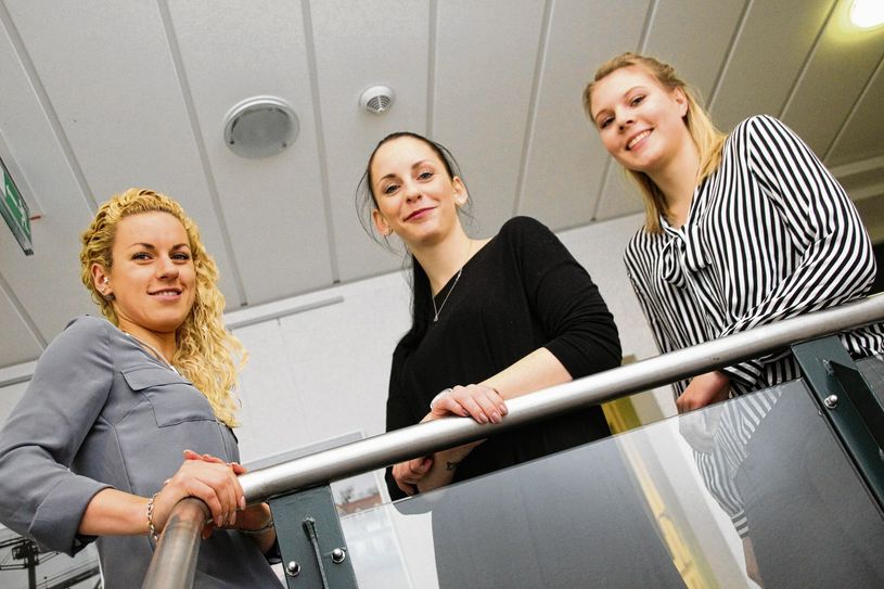 Anja Raschke, Julia Schimang und Nele Drechsler waren Teil der Studentengruppe der BTU-Cottbus, die im Rahmen des Projektes mit der Kamera rund um Welzow unterwegs waren. Entstanden sind beeindruckende Fotografien, die anschaulich zeigen, wie eng die Symbiose aus Mensch, Natur und Tagebau im Ort am Tagebaurand ist. Foto: jho
