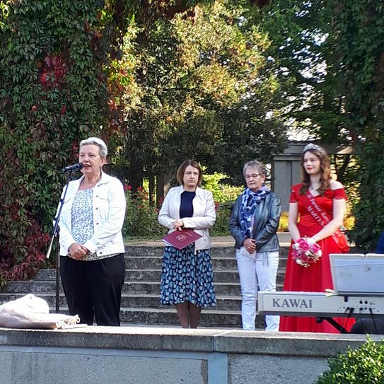 Simone Taubenek, Beata Kowalczuk(Polnisch-Übersetzerin) und Rosenkönigin Martyna I. (v.l.). Fotos: Manja Motylski