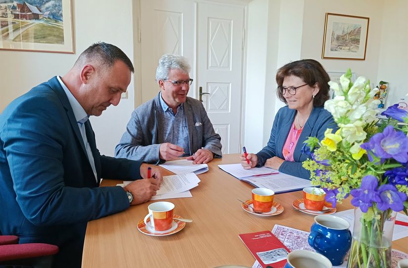 Johanniter-Landesvorstand Carsten Herde, Bürgermeister Frank Peuker und Johanniter-Kreisvorstand Kerstin Rokitta (v.l.n.r.) bei der Vertragsunterzeichnung.