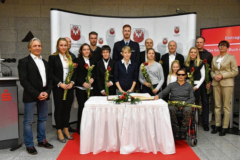 Teilnehmer der Olympischen Spiele und der Paralympics in Rio wurden am Donnerstag durch die Stadt Cottbus geehrt. Mit dabei waren Christoph Harting, Martina Willing, Alina Rosenberg, Jana Majunke, Francés Herrmann. Foto: Michael Helbig