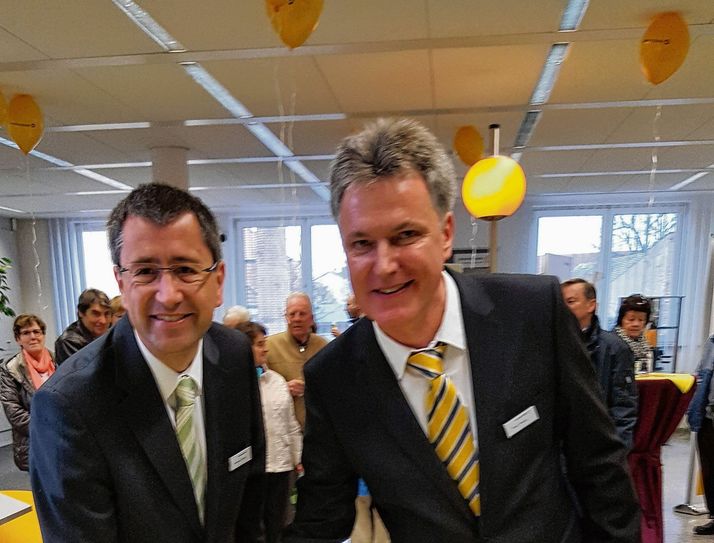 Andreas Leiteritz, Mitglied der Geschäftsleitung der Commerzbank Cottbus und Filialdirektor Peter Preuss schneiden...