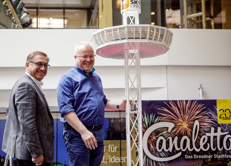 Thomas Schneider, Chef der Skyliner GmbH, und Frank Schröder, Geschäftsführer der Agentur Schröder, mit "Mini-Skyliner". Foto: M. Schmidt