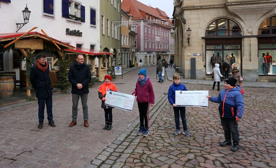 Bürgermeister Markus Renner und Stadtwerke-Geschäftsführer Frank Schubert (v.l.n.r.) gemeinsam mit den Siegern des Energiesparwettbewerbs Wärme 2020/2021. Foto: Stadt Meißen