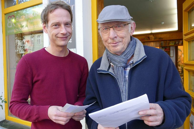 Kalendermann Christian Poser (li.) nimmt die erste Kalendergeschichte von Hilmar Pabst (re.) aus Kaxdorf entgegen.
