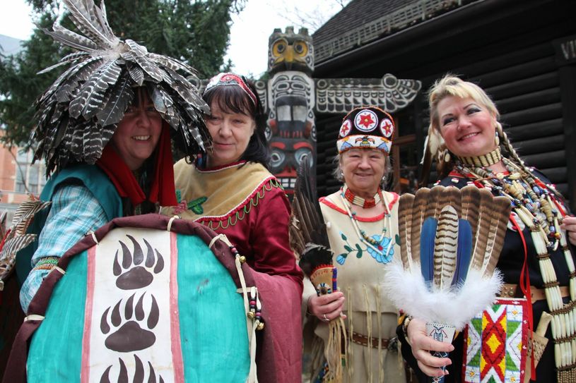 V.l.: Elke Hepach, Eva Halang, Erika Eckart und Schakira Ostara laden am 18. Februar zum Winter-PowWow nach Radebeul ein. Foto: Schramm