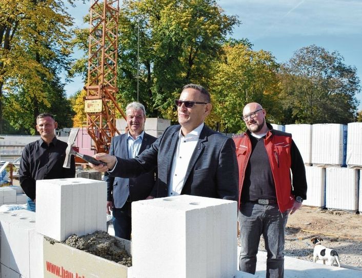 Sandro Koalick, Projektleiter Frank Szymanski, Bauherr Torsten Koalick und Bauunternehmer Christof Lehmann bei den symbolischen Hammerschlägen. Foto: sp
