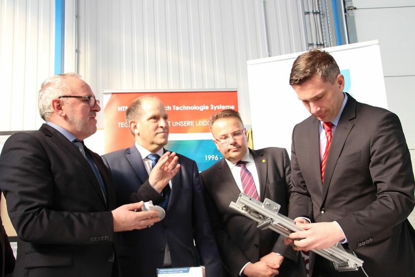 Wirtschaftsminister Martin Dulig (r.) bestaunt den Greifarm für den Roboter der ExoMars-Mission. V.l.: HTS-Geschäftsführer  Wolfgang Göhler, Peter Nothnagel (Geschäftsführer der Wirtschaftsförderung Sachsen GmbH) und Jakob Kanina (Geschäftsführer Support Q GmbH aus Görlitz) bei HTS in Coswig. Foto: Schramm