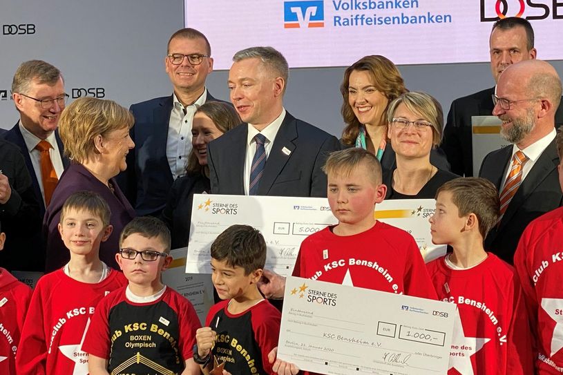 Markus Ziron und Annekathrin Aurich rechts neben Bundeskanzlerin Angela Merkel.