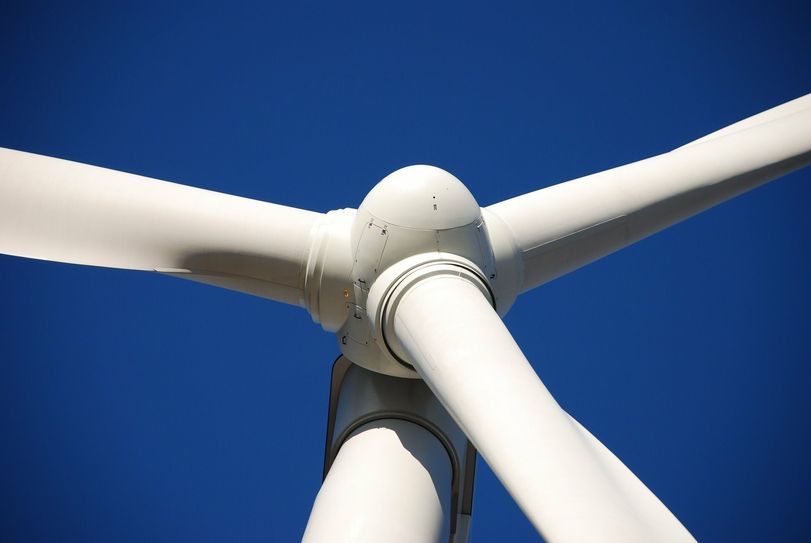 Die Fläche für die Windenergieanlagen befindet sich in der bergrechtlichen Verantwortung der LEAG und wurden im Rahmen der bergbaulichen Rekultivierung aufgeforstet.