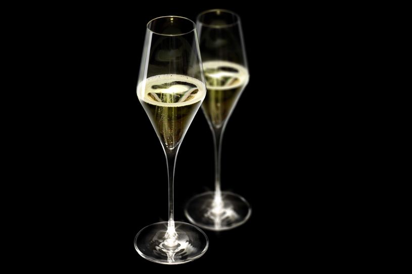 Bei Highlight ist eine neuartige Technik in den Glasfuß integriert, die den Stiel des Glases nach dem Anheben illuminiert. Foto: Stölzle Lausitz GmbH