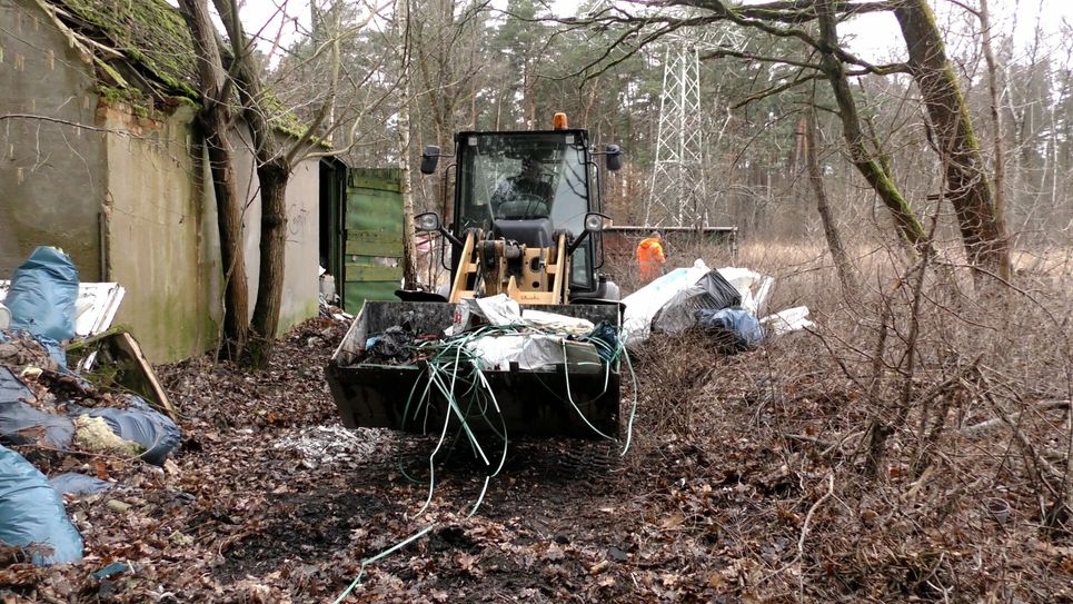 Die illegale Mülldeponie am Ortsausgang Lauchhammer-West in Richtung Grünewalde wurde jetzt beräumt.