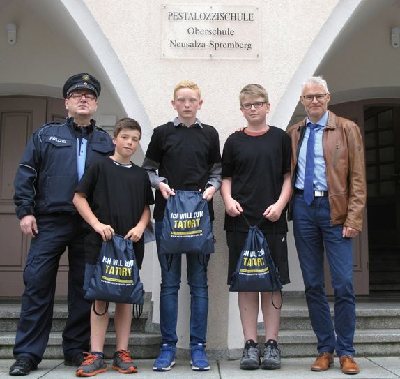 V.l.n.r.: Polizeihauptmeister Steffen Grellmann (Kriminaldienst Zittau-Oberland), Dix Mastalir, Leandro Titsch, Robert Kleint sowie Erster Kriminalhauptkommissar Mario Richter (Leiter Kriminaldienst Zittau-Oberland). Foto: Polizei