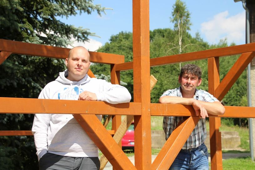 Die Kulturbruch-Vereinsmitglieder Stefan Paulin (links, stellvertretender Vorsitzender) und Thomas Miethe (Vereinsvorsitzender) in dem neuen Ausschank, den der Verein momentan für das Grenz Rodeo Open Air auf dem Pferdehof an den Schmiedesteinen baut. Foto: Keil