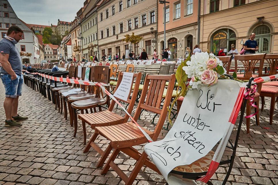 Über 500 leere Stühle auf dem Marktplatz von Pirna. Foto: M. Förster