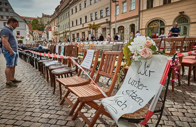 Über 500 leere Stühle auf dem Marktplatz von Pirna. Foto: M. Förster