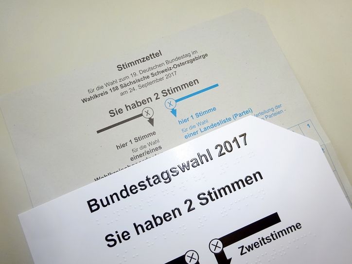 Der gültige Stimmzettel mit der fehlenden Ecke.   Foto: LRA